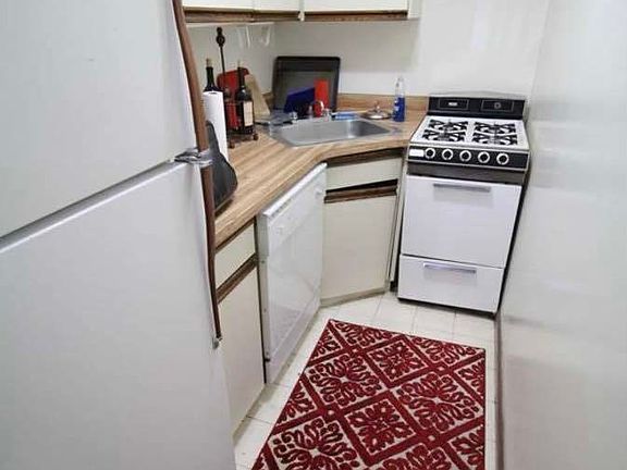 3rd image of 158 W 75th St APT A