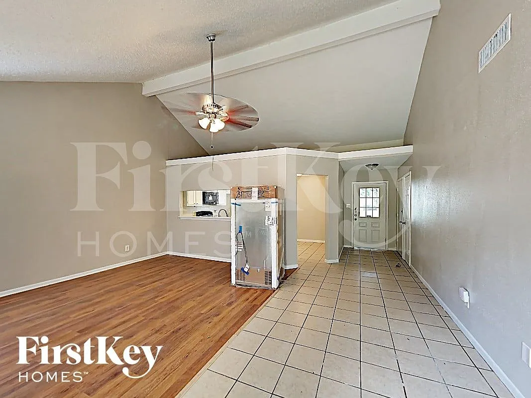 3 bed, 2.0 bath, 1265 sqft, $2,010 — Photo 2