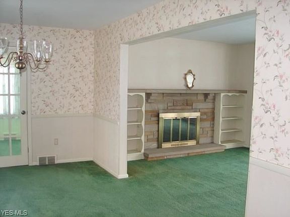 5th image of 90 Lake Edge Dr