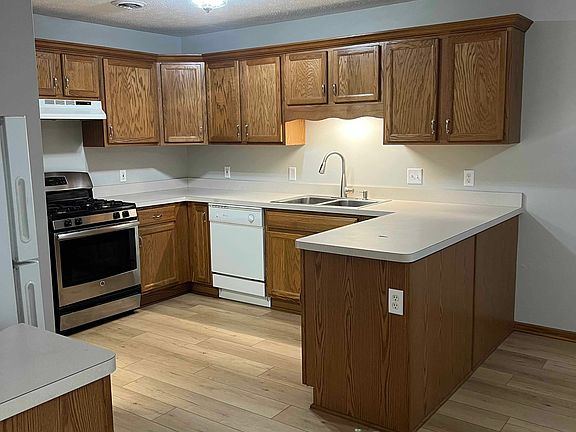 3rd image of 109 Rainbow St #B