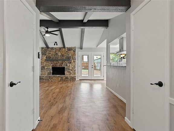 4th image of 1004 Almond Dr