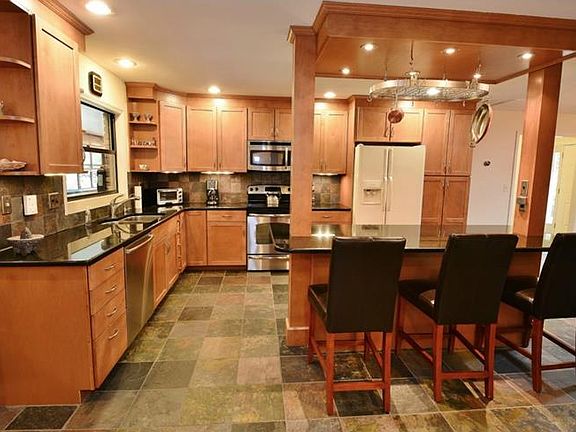3rd image of 2070 Stratford Dr