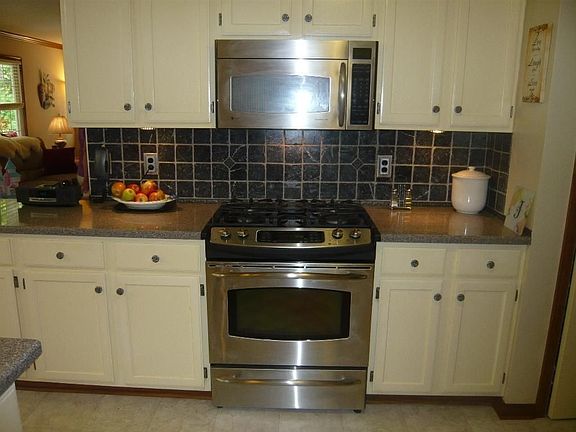 4th image of 16 N Pointe Dr