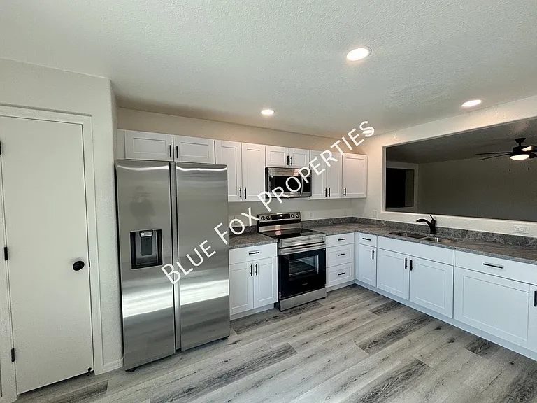 5369 S Waterloo Ln — Photo 7