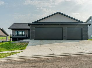 4610 Crown Point Rd NW, Mandan, ND 58554
