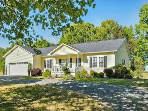 242 Lake Ridge Dr, Buffalo Junction, VA 24529