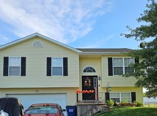702 Whispering Pine Ln, Warrenton, MO 63383