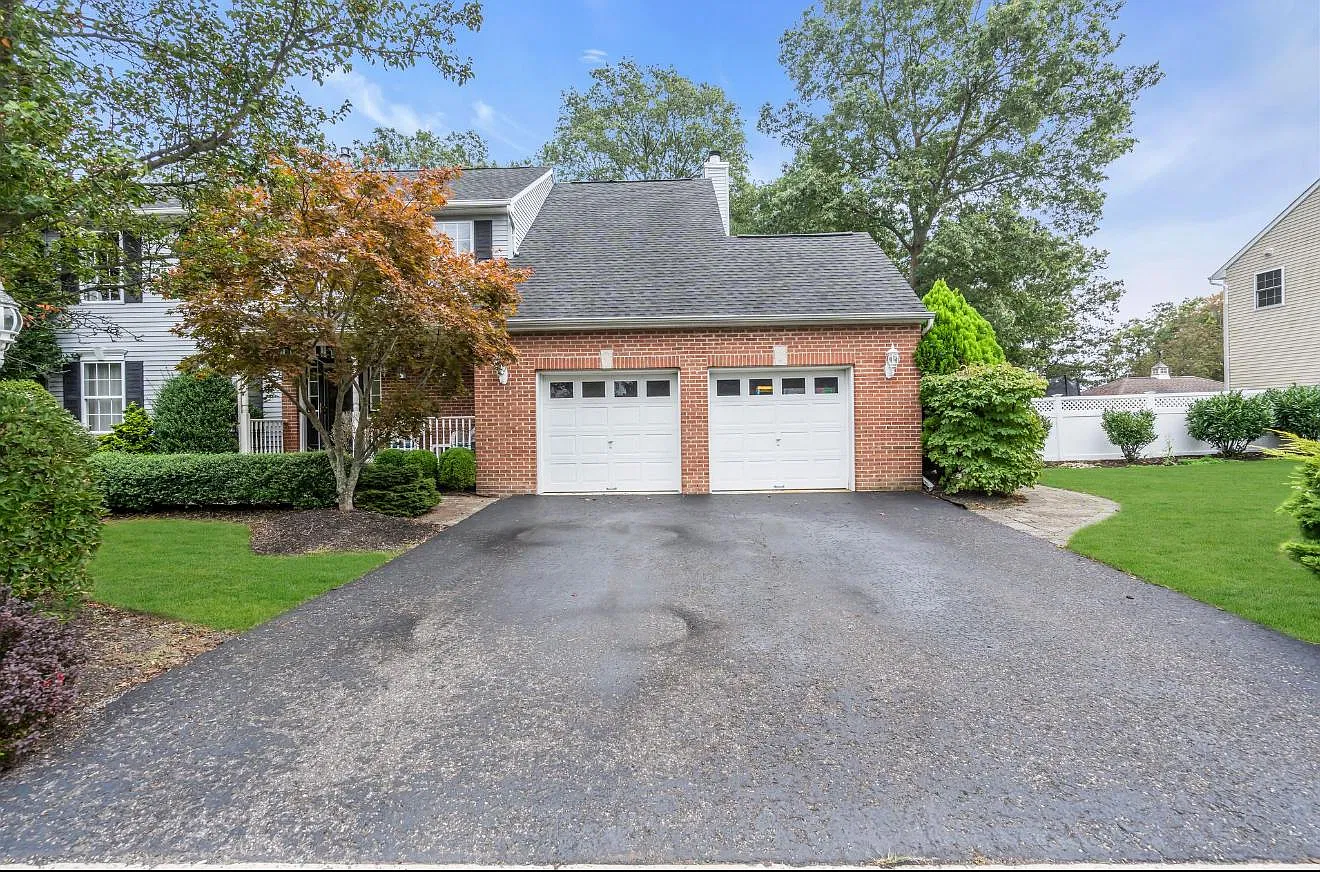 4 bed, 2.5 bath, 2232 sqft, $4,400 — Photo 1
