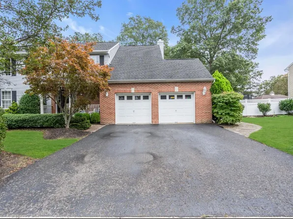 41 Carrie Dr, Howell, NJ 07731