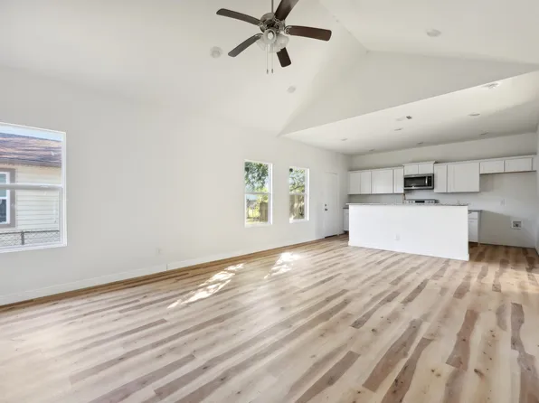 1007 E 10th Ave, Corsicana, TX 75110