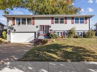5200 Skyline Dr NW, Cedar Rapids, IA 52405