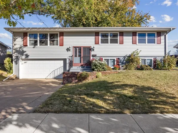 5200 Skyline Dr NW, Cedar Rapids, IA 52405
