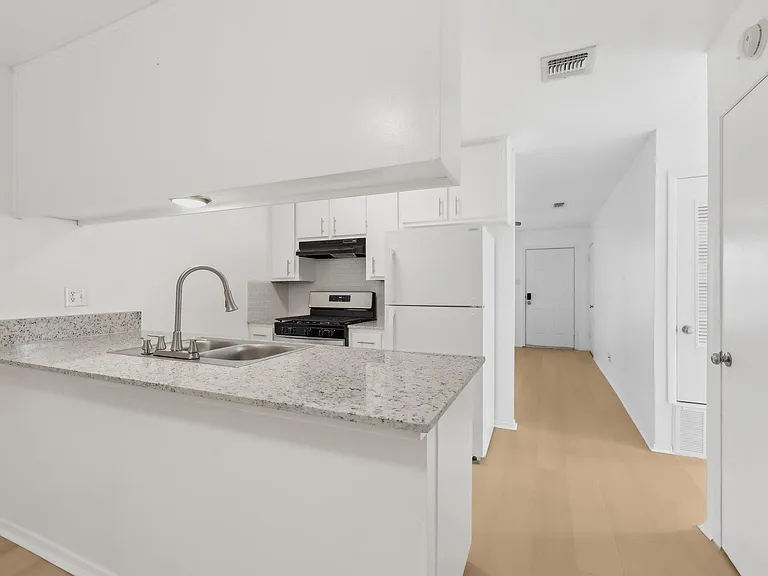 418 Sarah St #B — Photo 10