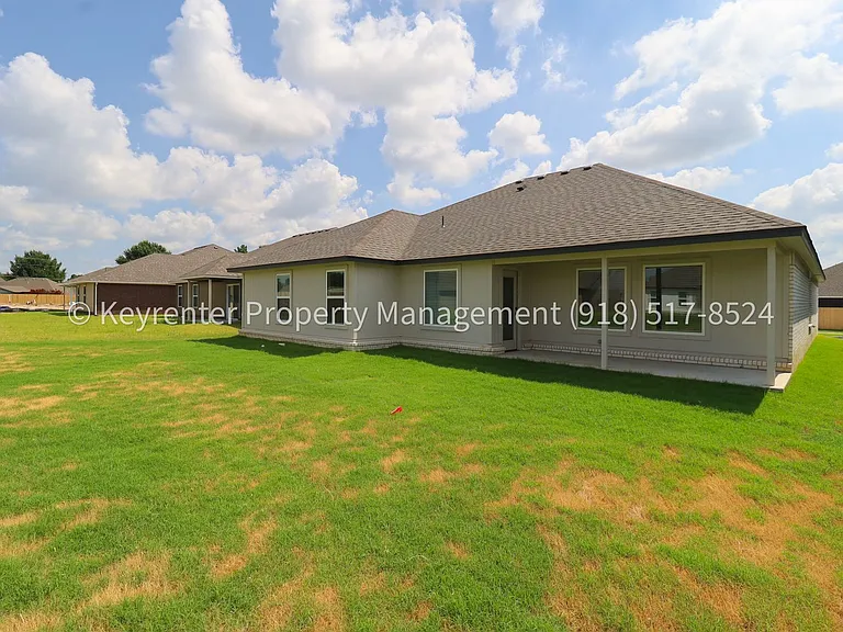 2908 S Redwood Ave — Photo 50
