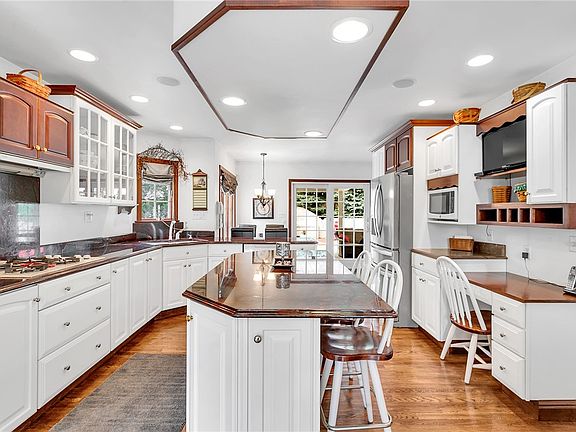 5th image of 204 Laura Ct