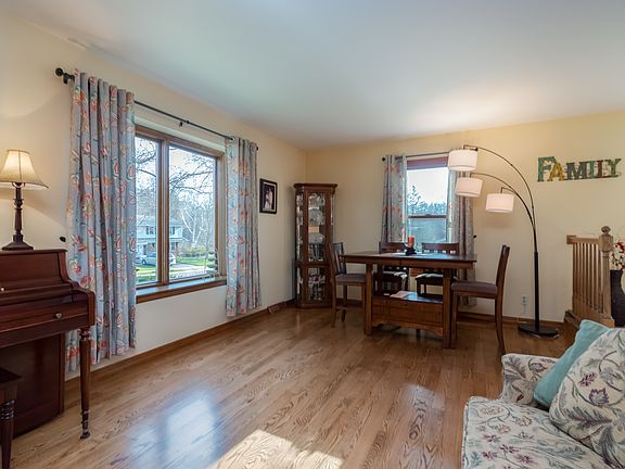 Living Rm with Dining table 