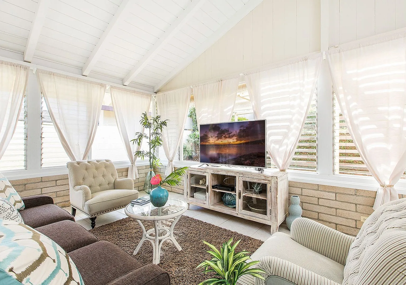 2bd/2ba Home w/Private Pool, Upscale decor, & Near Kahala Beach. Kahala Cottage — Photo 2