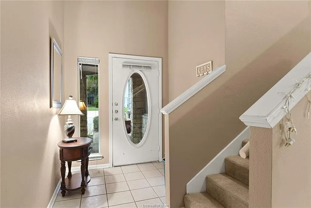 4 bed, 2.5 bath, 1650 sqft, $2,100 — Photo 2