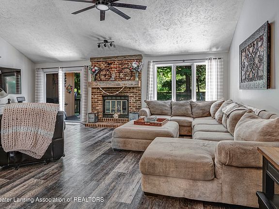 2nd image of 1635 Willow Creek Dr