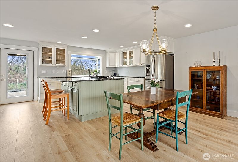 5th image of 801 Livingston Bay Shore Drive