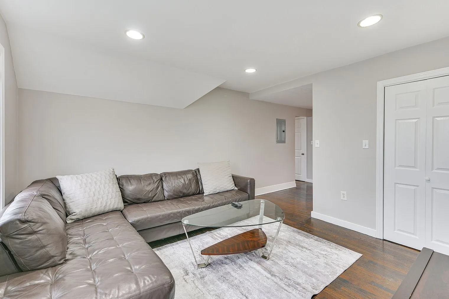 2 bed, 1.0 bath, 990 sqft, $3,774 — Photo 3