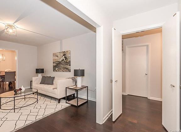 4th image of 404 Hickok Ct