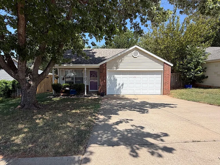 1117 Cedarcrest St — Photo 2