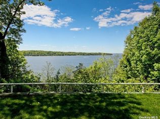 11 Club Rd, Sea Cliff, NY 11579