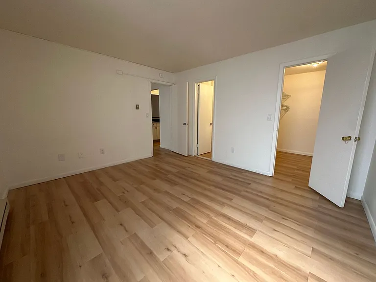 University Park Apartments near Cornell University — Photo 153