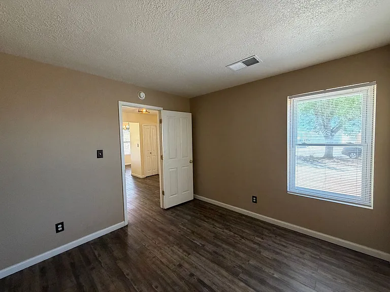 1941 Lee Loop NE — Photo 6