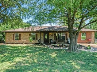 221 Ladybird Ln, Azle, TX 76020