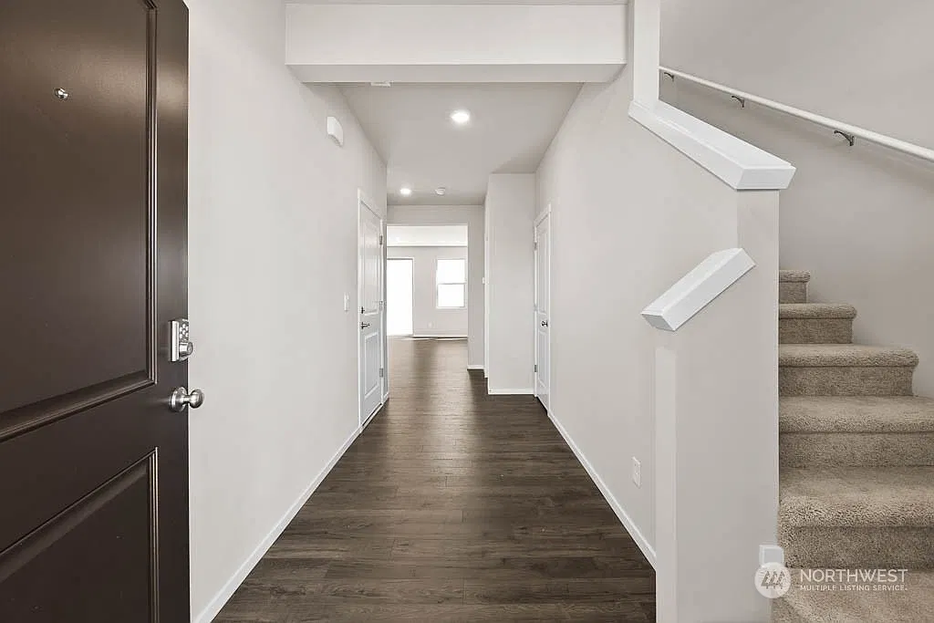1370 SW Fielder Pl — Photo 3