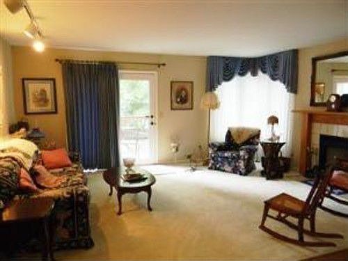 4th image of 2240 Sweetbriar Ln