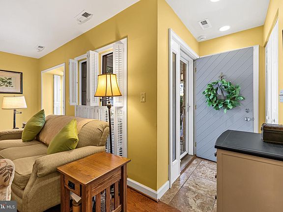 5th image of 18 Stone Manor Ct