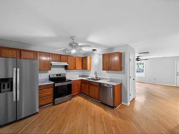 3rd image of 2654 Dwight Pl