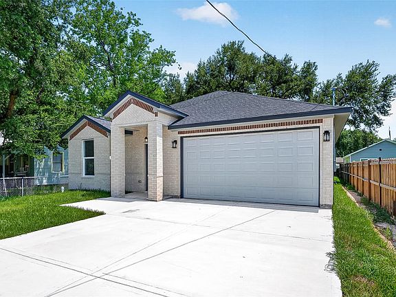 3rd image of 130 E Melville Dr