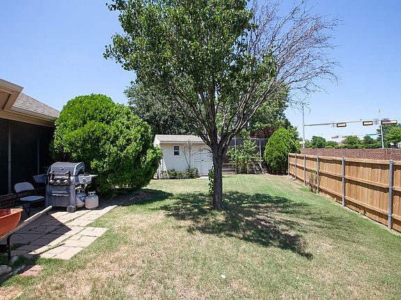3rd image of 925 Hawthorne Ct