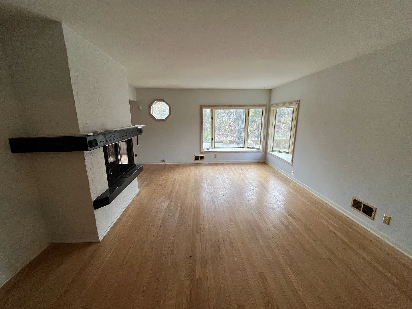 Riverside Spacious Single Family 4-Bedroom Home — Photo 3