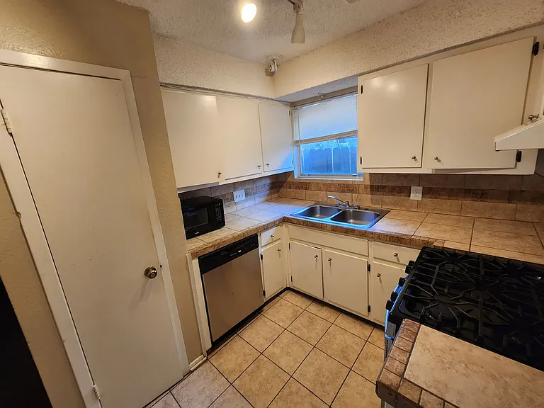 608 1/2 Genard St #B — Photo 8