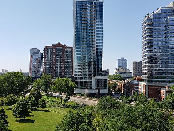 5th image of 1515 S Prairie Ave Unit 704