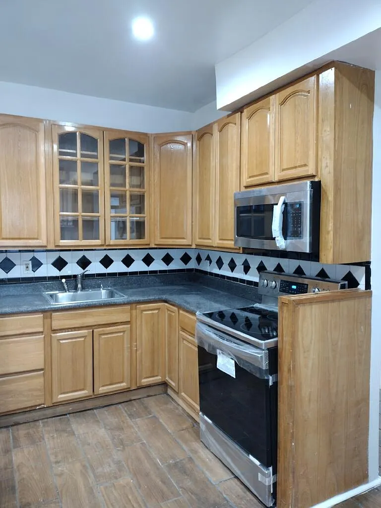 3 bed, 750 sqft, $3,350 — Photo 1