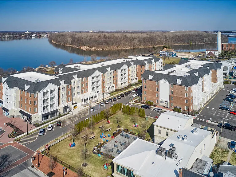 Pearl Pointe Apartments — Photo 41