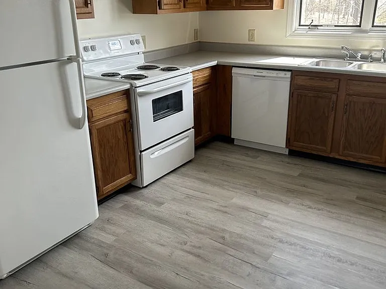 221 Park St — Photo 2