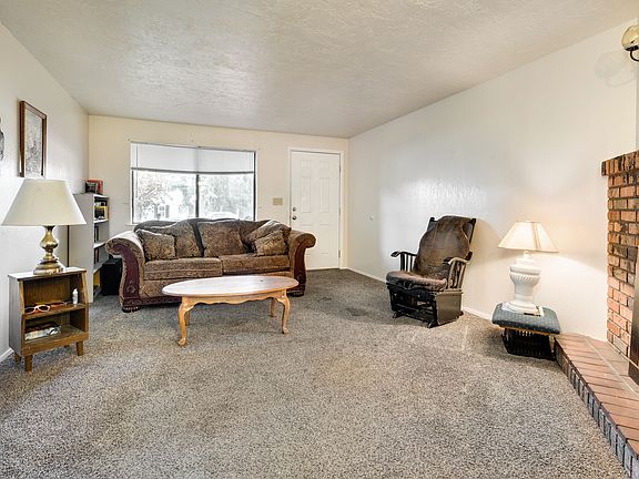 3rd image of 2317 Hillcrest Ln
