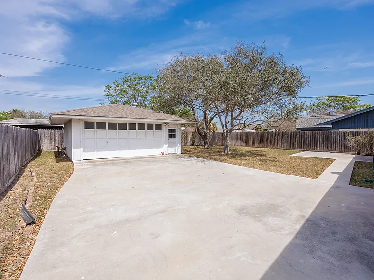 1137 Bradshaw Dr — Photo 8