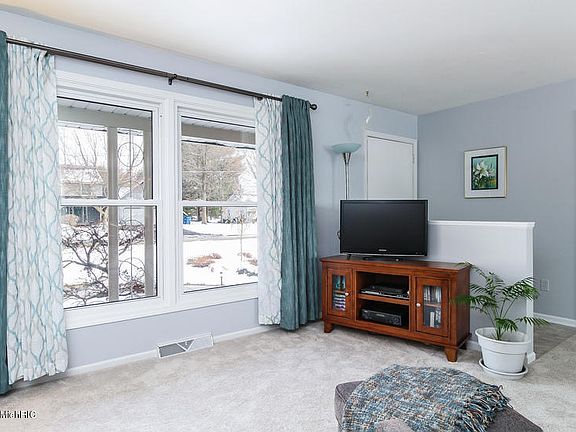 5th image of 6205 Archer Ave NE