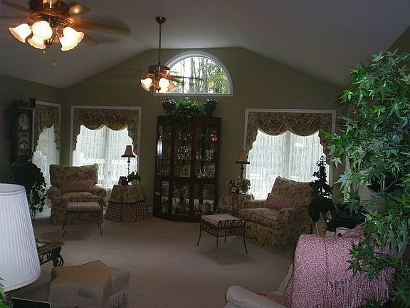 20x20 livingroom w/vaulted ceiling and beautiful windows!