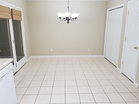 4th image of 50 Westgate Cir APT B