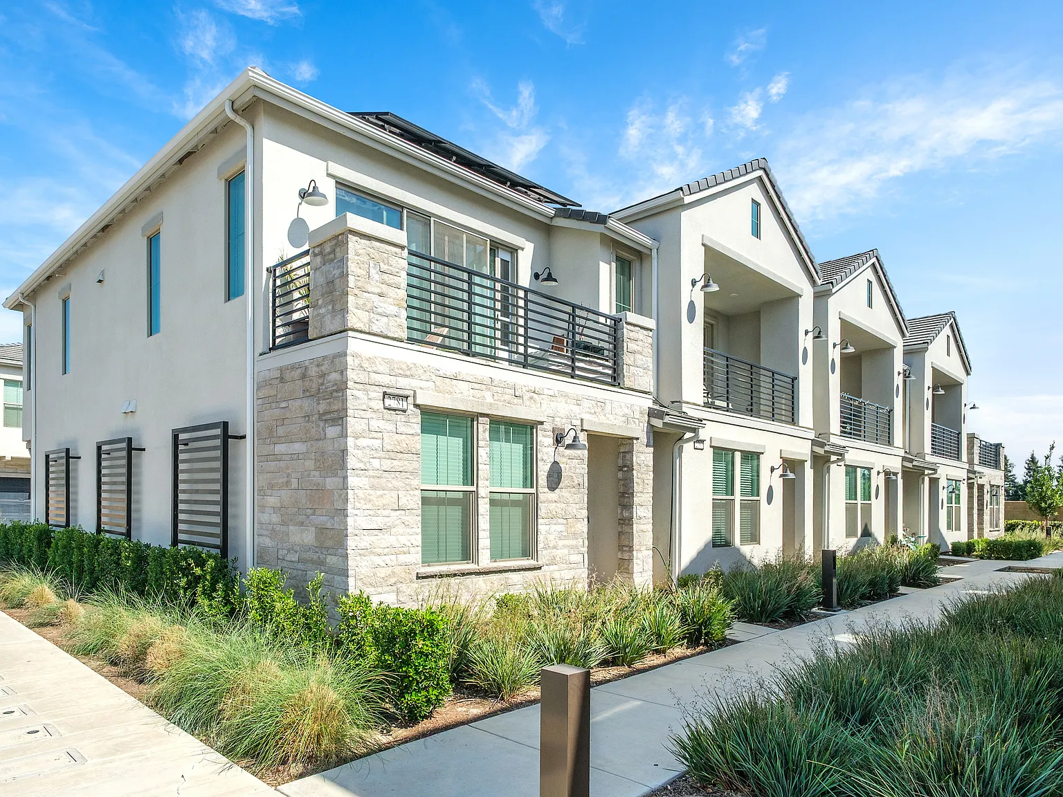 3 bed, 1383 sqft, $2,495 — Photo 1