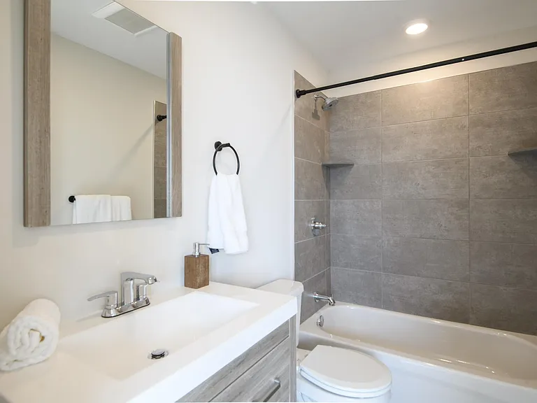 492 Roxborough Ave — Photo 19
